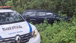 Polícia Militar encontra veículo furtado escondido em área de mata em João Monlevade