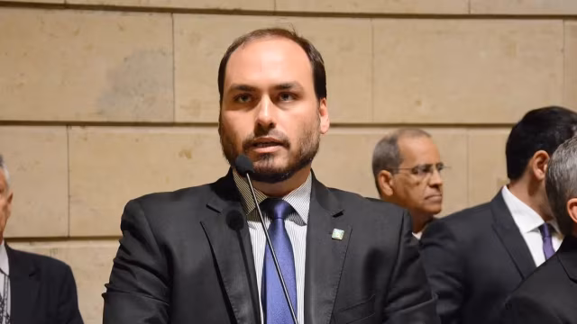 Carlos relata hematomas e sangramento em Jair Bolsonaro após queda em cela da PF