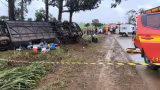 Ônibus de turismo capota na BR-365 em Patos de Minas e deixa mortos e feridos