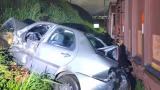 Carro é atingido por locomotiva e fica prensado entre vagão e barranco em João Monlevade