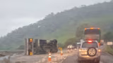 Vídeo: caminhão com chapas de aço tomba na BR-381 em João Monlevade