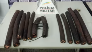 PM apreende fios de cobre de possível origem criminosa em área de vegetação em Itabira