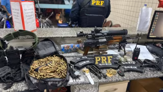 Foragido com dois mandados de prisão é capturado pela PRF com fuzil AK-47 na Dutra