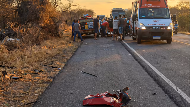 Vídeo: acidente com três carros na BR-020 deixa quatro mortos