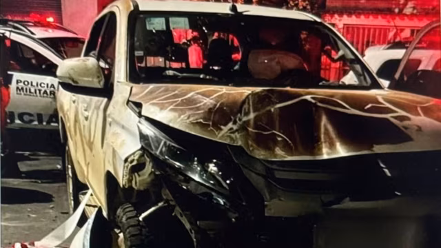 Assaltantes roubam caminhonete, entram em luta corporal e batem veículo durante fuga no Vale do Aço