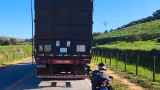Motociclista e adolescente ficam gravemente feridos após batida em caminhão na LMG-758 próximo ao Vale do Aço