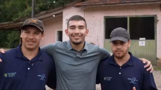“Dois anjos que apareceram”: vídeo mostra reencontro de jovem resgatado no Pico Paraná
