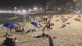 Com calor extremo, cariocas e turistas dormem nas praias do Rio