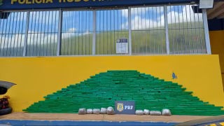 PRF apreende 200 kg de maconha e haxixe em carro clonado na BR-262; carga seguiria para Ipatinga