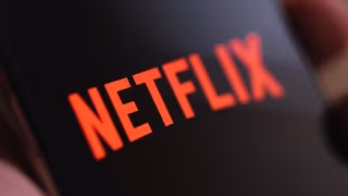 Netflix estuda oferta 100% em dinheiro para comprar Warner Bros. Discovery