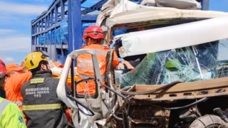 Acidente com carreta, caminhão e ônibus interdita BR-381