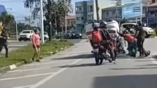 VÍDEO: alunos de Crossfit desviram carro capotado em avenida
