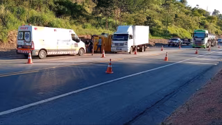 Van capota após colisão frontal com caminhão na BR-381 em Nova Era