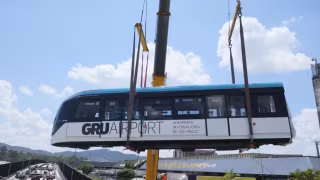 Monotrilho Aeromovel para em via no Aeroporto de Guarulhos