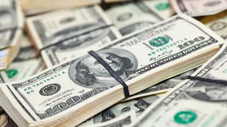 Dólar em leve alta e IBC-Br acima do esperado marcam dia de agenda cheia no Brasil e no exterior