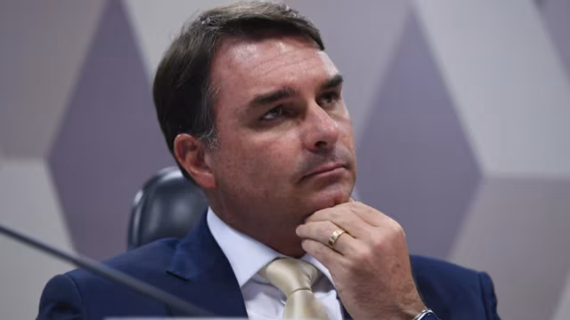 Flávio Bolsonaro volta a atacar Moraes após STF manter prisão e transferir ex-presidente para a Papudinha