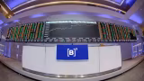 Ibovespa renova recorde histórico aos 165,6 mil pontos puxado por ações de bancos