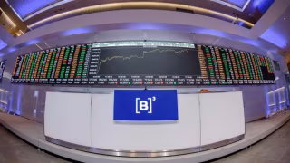 Ibovespa renova recorde histórico aos 165,6 mil pontos puxado por ações de bancos