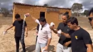 Integrantes do MBL jogam sal grosso em frente a casa ligada à família de Lula em Caetés