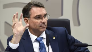 Flávio Bolsonaro defende união da direita em candidatura única contra Lula