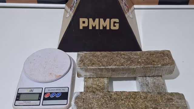 Polícia Militar apreende barras de maconha e balança de precisão em Timóteo