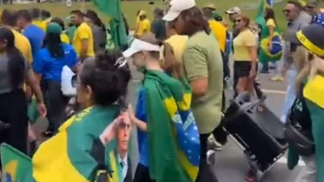 Caminhada em apoio a Bolsonaro reúne cerca de mil pessoas em Brasília