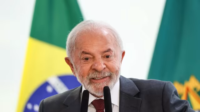 Em artigo no New York Times, Lula critica bombardeios dos EUA na Venezuela e alerta para erosão do direito internacional