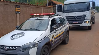 Vídeo: Guarda Civil e Copasa evitam que incêndio atinja residência em Santa Bárbara