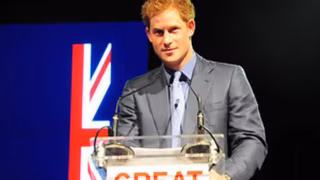 Príncipe Harry acusa jornal britânico de grampo telefônico e atos ilegais