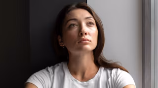 Estudo revela a idade mais triste da vida e aponta padrão global em mais de 140 países