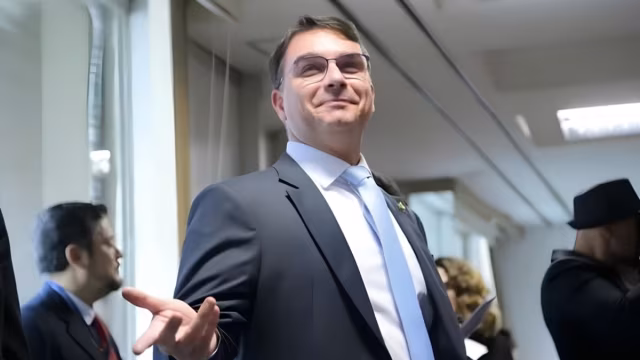 Flávio Bolsonaro faz ofensiva internacional para se firmar como líder da direita global