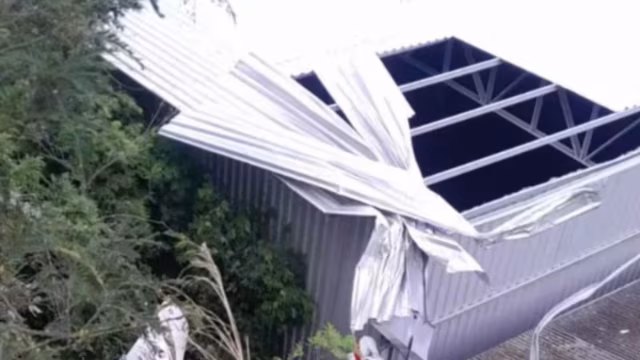 VÍDEO: Avião de pequeno porte atinge galpão em Guarapari