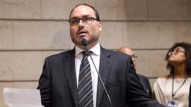 Carlos Bolsonaro se junta a Nikolas Ferreira em caminhada rumo a Brasília