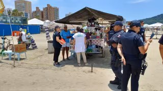 Consumação mínima e preços abusivos em praias disparam ações de fiscalização no verão