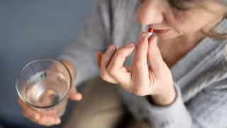 Terapia hormonal na menopausa não previne demência, aponta revisão com 1 milhão de mulheres