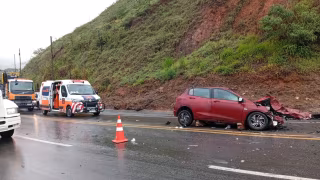 Vídeo: motorista morre e três ficam feridos em colisão entre carro e caminhão na BR-381, em Nova Era