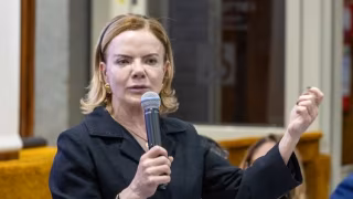 Gleisi deve deixar ministério até março para disputar Senado pelo Paraná