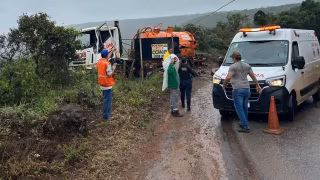 Colisão entre carreta e caminhão na MG-129 deixa três homens feridos em Santa Bárbara