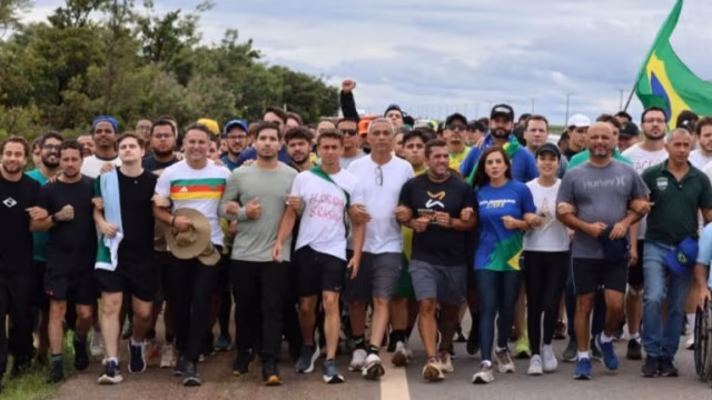 Caminhada liderada por Nikolas Ferreira chega ao 90º km rumo a Brasília