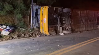 Ônibus de turismo tomba na BR-251 em Francisco Sá e deixa cinco mortos, entre eles um bebê