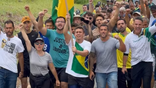 Nikolas Ferreira lidera ‘Caminhada da Liberdade’ rumo a Brasília em apoio a Bolsonaro