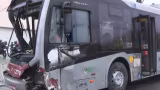 Colisão entre ônibus e carro deixa três feridos na Estrada de Itapecerica, em SP