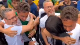 Nikolas Ferreira se emociona ao reencontrar família em Caminhada pela Justiça e Liberdade rumo a Brasília