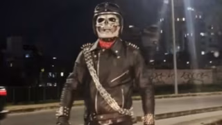 ‘Motoqueiro fantasma’ assusta cabeleireira sem gasolina em viaduto de BH e vídeo viraliza