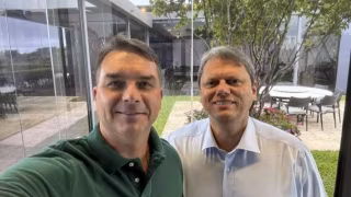 Tarcísio descarta renúncia em SP e declara apoio a Flávio Bolsonaro para o Planalto