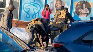 Enfermeiro é morto por agente federal em Minneapolis e crise com o ICE se agrava em Minnesota