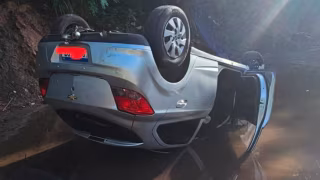 Mulher fica ferida após capotar carro e cair em barranco de 10 metros em João Monlevade