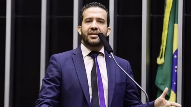 André Janones recebe convite da Rede para disputar governo de Minas em 2026