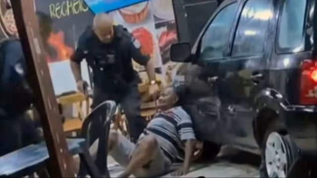 Homem armado com facas invade pizzaria e é baleado pela PM na Zona Oeste do Rio