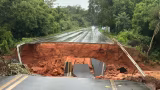 Cratera abre após bueiro romper e interdita trecho de rodovia em MG